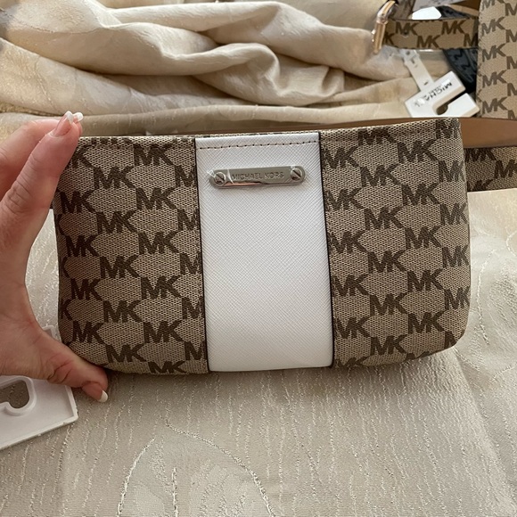 Mk fanypack new never been used. - Picture 1 of 2